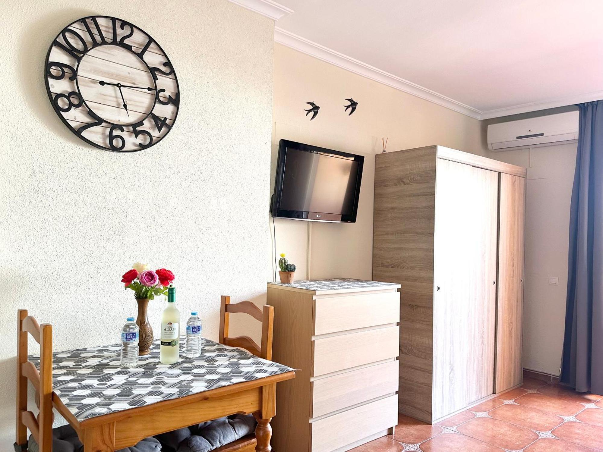 פואנגירולה Costa Del Sol Seaside Studio - 5 Mins From Beach מראה חיצוני תמונה